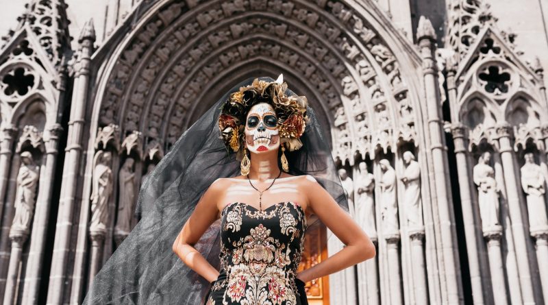 woman in makeup and costume to celebrate the day of the dead in mexico