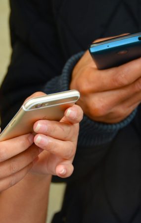 mobile phones, texting, hands-1490691.jpg