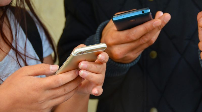 mobile phones, texting, hands-1490691.jpg