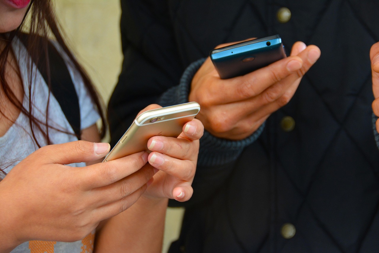 mobile-phones-texting-hands-1490691